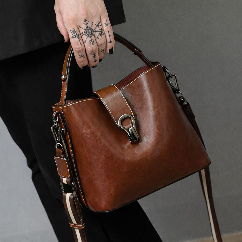 Echtleder-Eimertasche für Damen aus braunem Ölwachsleder mit Schulterriemen