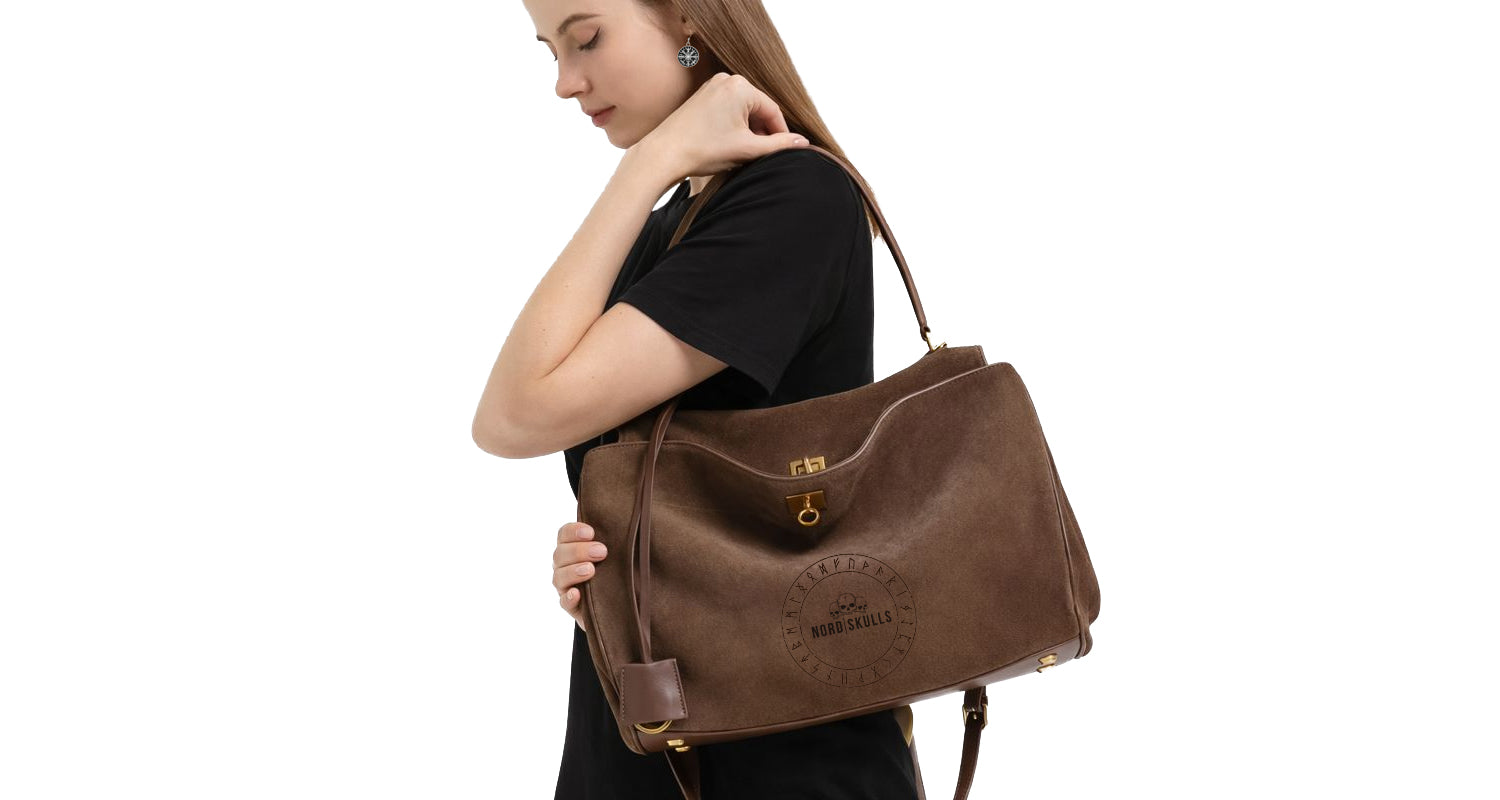 Frau trägt braune Echtleder Umhängetasche aus Rindsleder über der Schulter