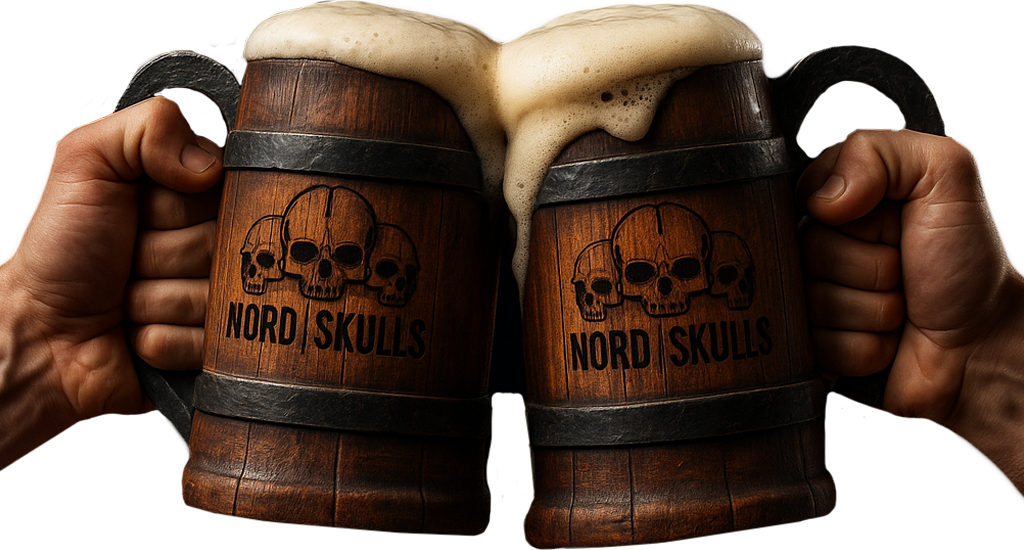 Zwei Wikinger-Bierkrüge mit NORDSKULLS Logo stoßen zur Eröffnung des Viking-Shops an.