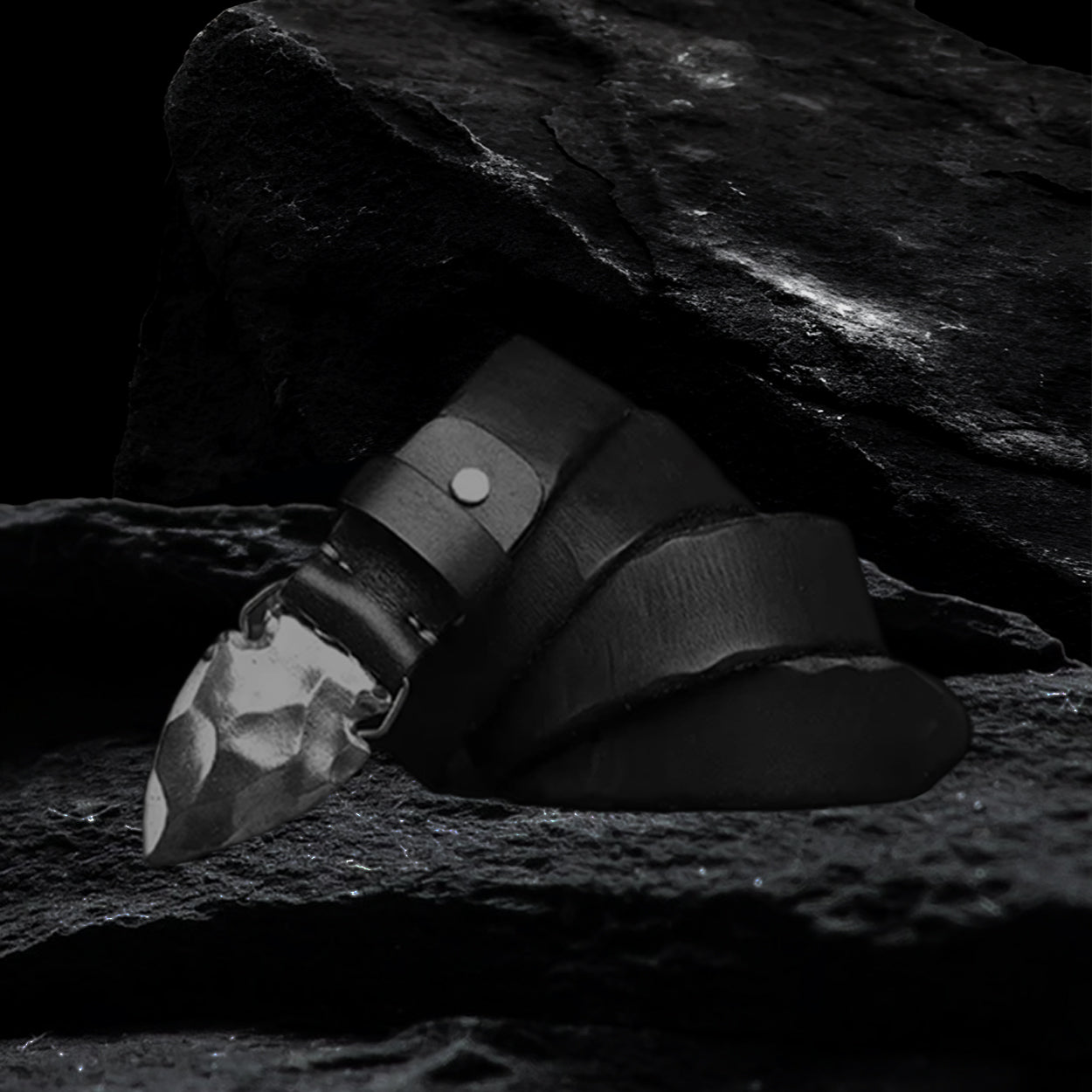 Echtleder-Gürtel aus Rindsleder mit Metallschnalle und Leder-Accessoires auf dunklem Hintergrund