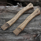 Axtgriffe aus Walnussholz – zwei Größen: 33 cm und 28 cm, naturbelassen und ergonomisch geformt, robust für Äxte, Bushcraft, Survival und Wikinger-Repliken, präsentiert auf altem Holzstamm