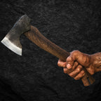 Wikinger-Axt DRAKSLICE – handgeschmiedet, rasiermesserscharf, mit Holzgriff in kräftiger Hand gehalten