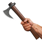 Viking Nord-Axt MJÖLNIR – in der Hand eines muskulösen Wikingers, geschmiedeter Stahlkopf mit Holzgriff, rasiermesserscharf, ideal für Holzarbeiten, Reenactment & Wikinger-Fans