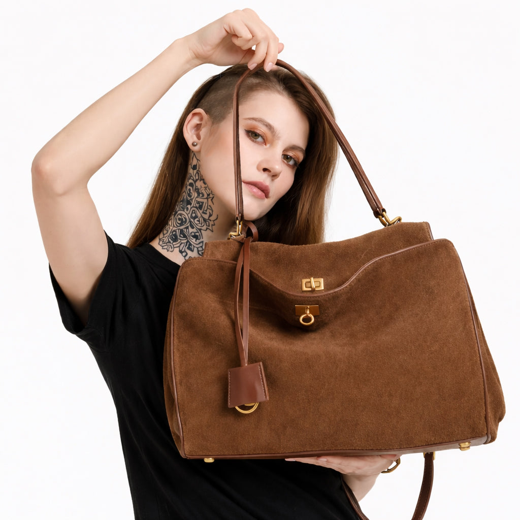 Echtleder Umhaengetasche Damen braun am Model praesentiert hochwertiges Rindsleder