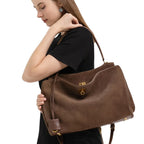 Braune Echtleder Damen Tasche seitlich getragen am Model elegante Umhaengetasche