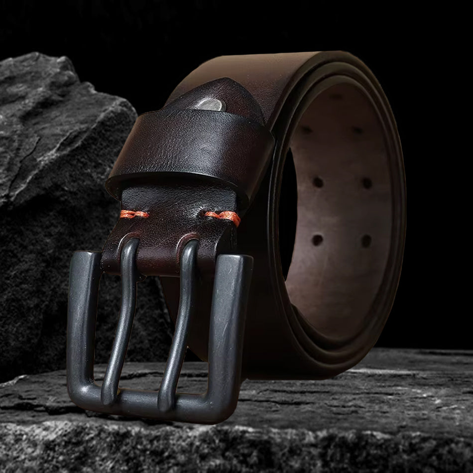 Echtleder-Gürtel aus braunem Rindsleder auf schwarzem Steinfelsen – Schnallenseite frontal