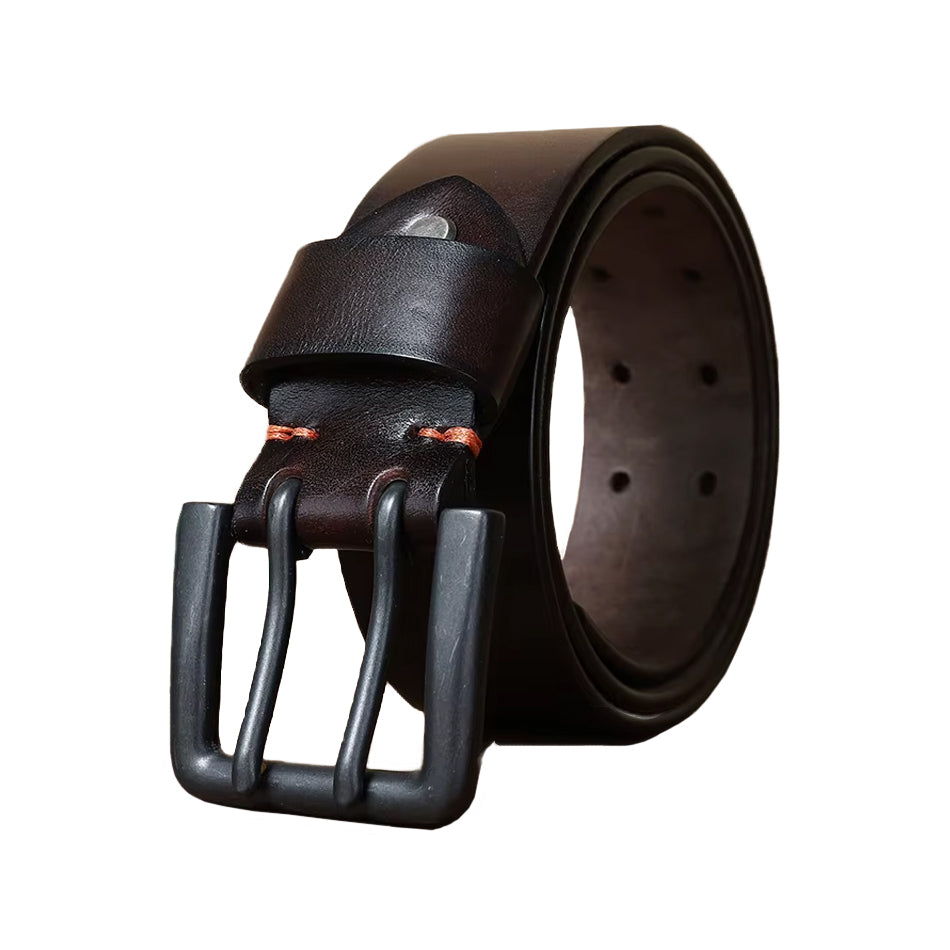 Echtleder-Gürtel aus braunem Rindsleder mit Metallschnalle auf schwarzem Steinfelsen – Frontansicht