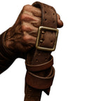 Wikinger Gürtel RAGNAR – Echtleder Gurt aus braunem Rindsleder, gehalten von kräftiger Wikinger-Hand mit massiver Schnalle