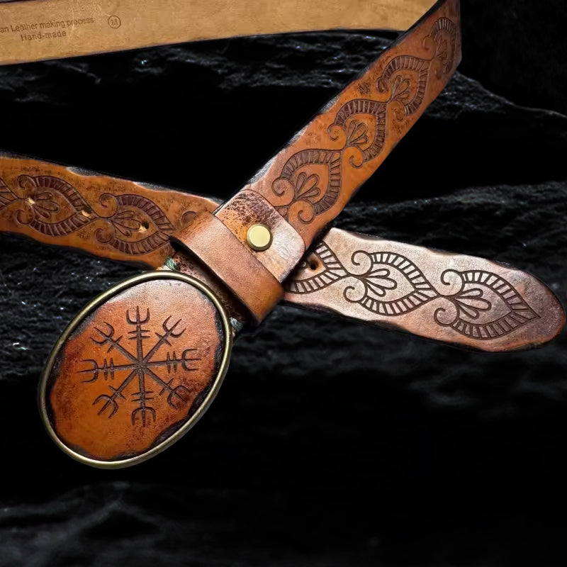 Vegvisir-Prägung auf Echtleder Gürtel aus Rindsleder – Detail auf schwarzem Steinfelsen