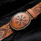 Nordischer Echtleder Gürtel mit Vegvisir – Produktansicht auf schwarzem Steinfelsen