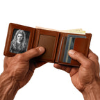 Echt-Leder Geldbörse VIKING OATH – Wikinger Geldbörse aus Rindsleder, gehalten in starken, männlichen Wikinger-Händen