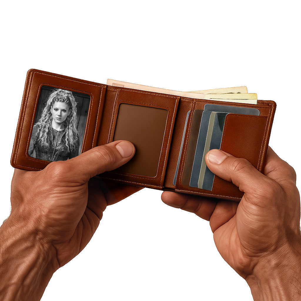 Echt-Leder Geldbörse VIKING OATH – Wikinger Geldbörse aus Rindsleder, gehalten in starken, männlichen Wikinger-Händen