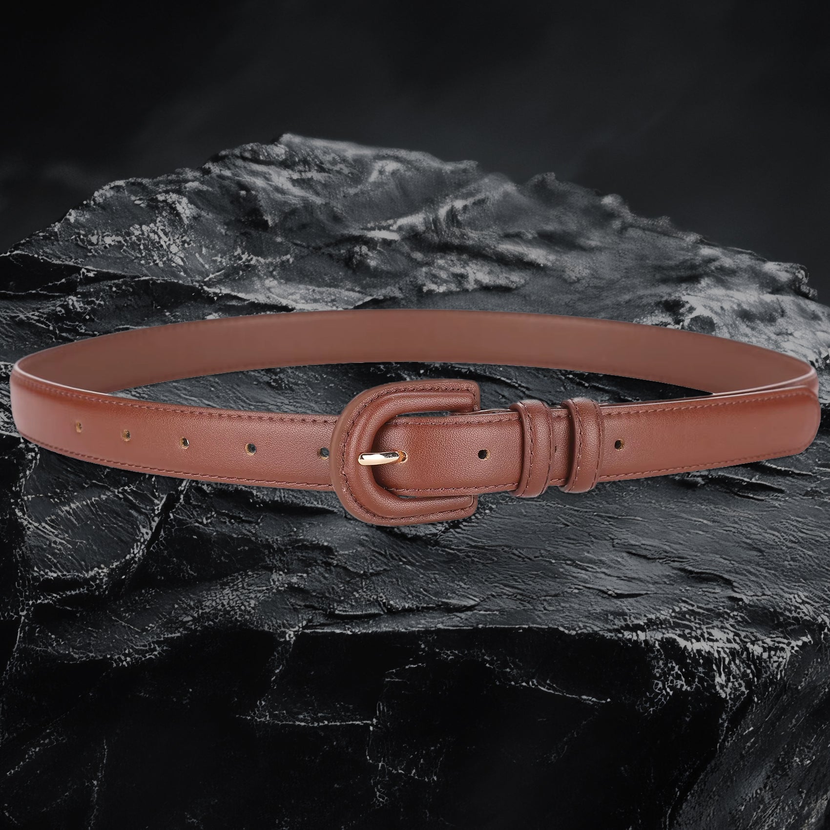 Echtleder-Gurt für Damen aus coffeefarbenem Rindsleder auf schwarzem Steinfelsen – Frontansicht mit Schnalle