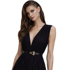 Echtleder-Taillengürtel für Damen aus schwarzem Rindsleder – getragen am schwarzen Kleid, Studioaufnahme