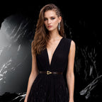 Echtleder-Taillengürtel für Damen aus schwarzem Rindsleder – stehende Pose in schwarzer Granitsteinhöhle