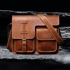 Echtleder Tasche Herren aus Rindsleder – Frontansicht auf schwarzem Stein