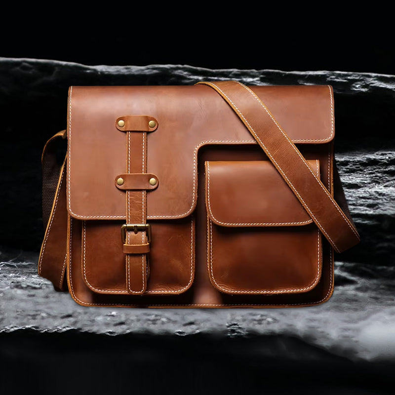 Echtleder Tasche Herren aus Rindsleder – Frontansicht auf schwarzem Stein