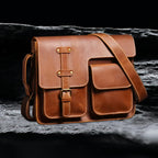 Echtleder Tasche Herren aus Rindsleder – leicht seitliche Frontansicht auf schwarzem Stein