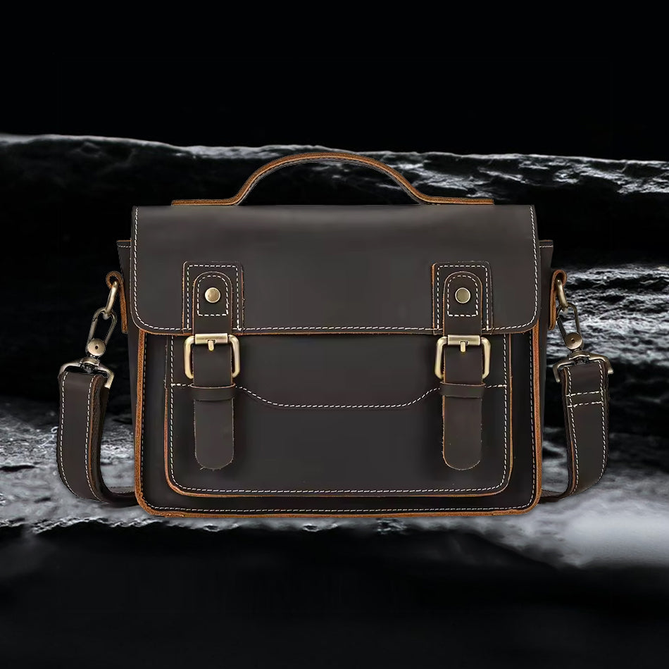 Echtleder Tasche RAGNAR aus Rindsleder – Frontansicht in dunkelbraun auf schwarzem Steinfelsen