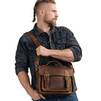 Echtleder Tasche RAGNAR getragen von Mann – Seitenansicht vor weissem Hintergrund