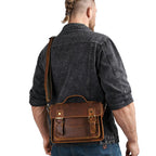 Echtleder Tasche RAGNAR getragen von Mann – Rückansicht mit Schulterriemen