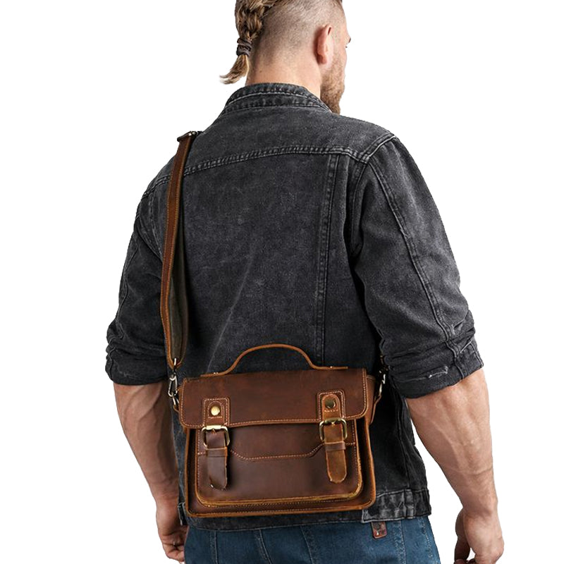 Echtleder Tasche RAGNAR getragen von Mann – Rückansicht mit Schulterriemen