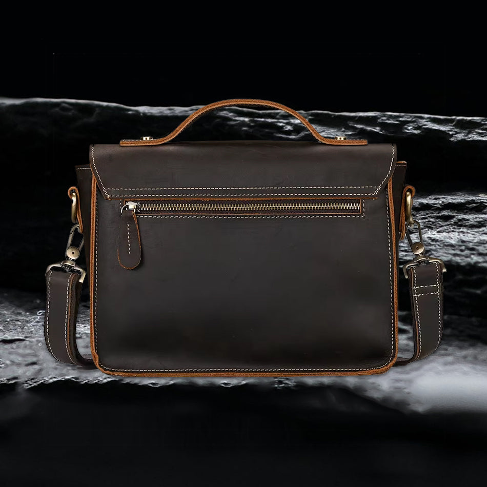 Echtleder Tasche RAGNAR – Rückseite aus echtem Rindsleder auf schwarzem Steinfelsen