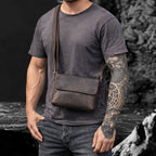 Echtleder Umhängetasche Herren aus Rindsleder – getragene Seitenansicht auf dunklem Hintergrund