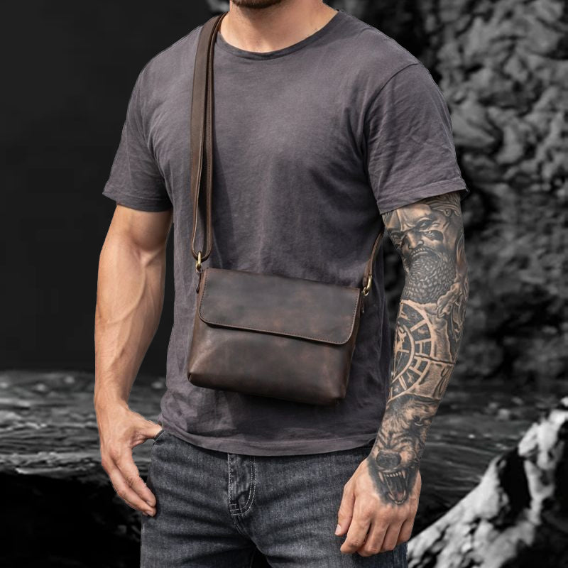 Echtleder Umhängetasche Herren aus Rindsleder – getragene Seitenansicht auf dunklem Hintergrund