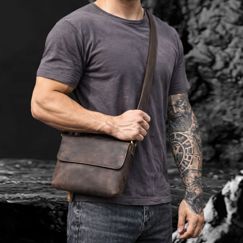 Echtleder Umhängetasche Herren aus Rindsleder – getragene Frontansicht auf dunklem Hintergrund