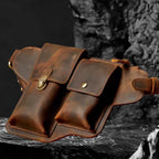 Echtleder Umhängetasche Herren aus Rindsleder – schrägue Frontansicht auf dunklem Stein