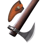 Wikinger-Axt MJÖLNIR mit handgeschmiedeter Klinge und dunklem Holzgriff, inklusive brauner Lederscheide mit Zierprägung.