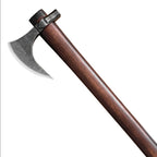 Wikinger-Axt MJÖLNIR mit geschwungener Klinge und langem Holzgriff auf weißem Hintergrund – nordische Handarbeit.