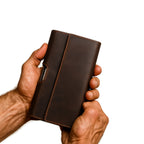 Gürtelclip Geldbörse | FJÄLL-RIND – in muskulösen, männlichen Händen präsentiert