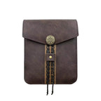 Braune LARP Gürteltasche aus Kunstleder mit antikem Triskelion-Metallknopf – Vorderansicht auf weissem Hintergrund