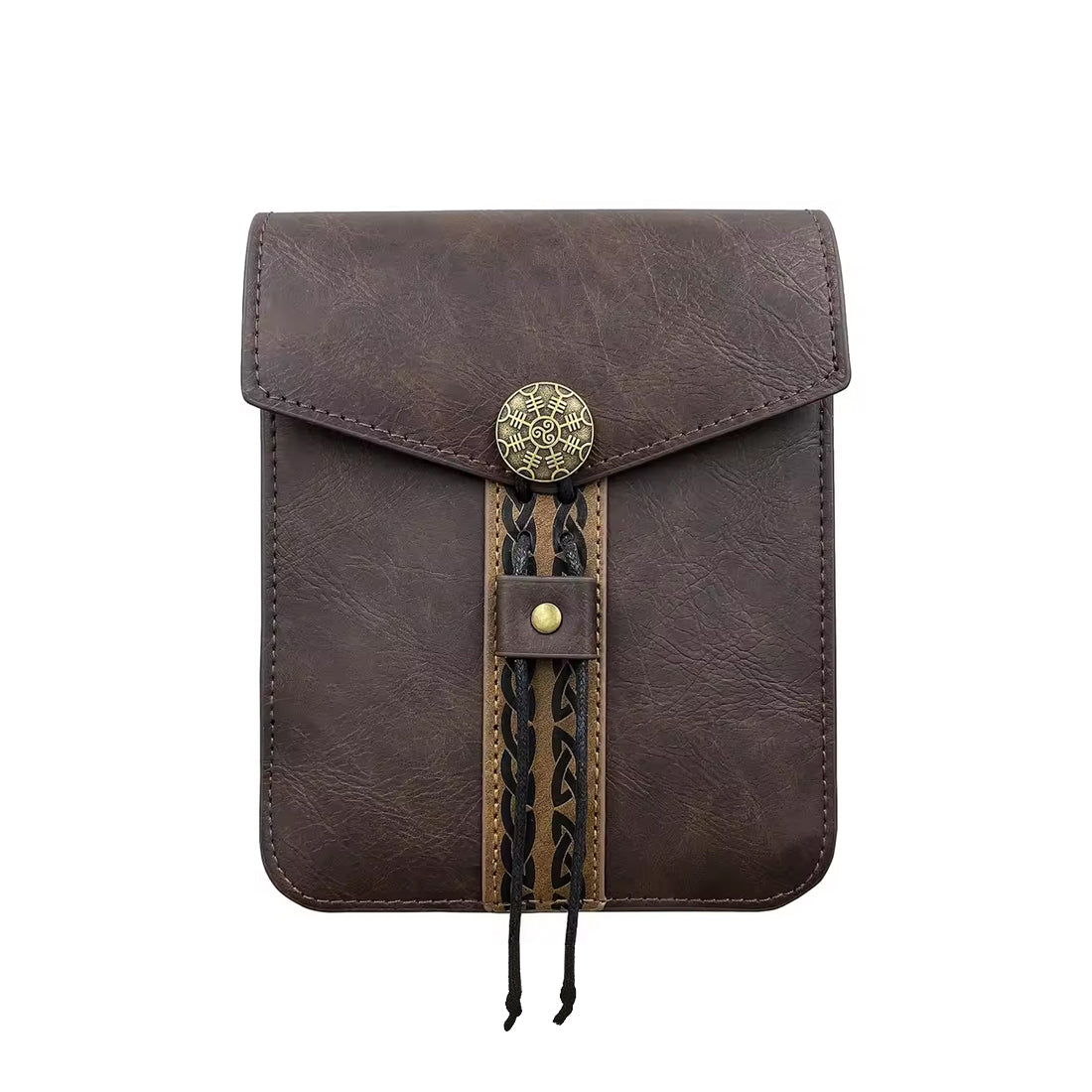 Braune LARP Gürteltasche aus Kunstleder mit antikem Triskelion-Metallknopf – Vorderansicht auf weissem Hintergrund