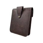 Rückseite der braunen Gürteltasche aus Kunstleder – Mittelalter LARP Design mit stabiler Gürtelschlaufe