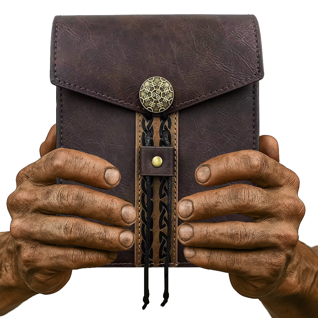 Muskulöse Wikingerhände halten die braune Gürteltasche mit Triskelion-Symbol – Nordskulls Stil, weisser HintergrundMuskulöse Wikingerhände halten die braune Gürteltasche mit Triskelion-Symbol – Nordskulls Stil, weisser Hintergrund