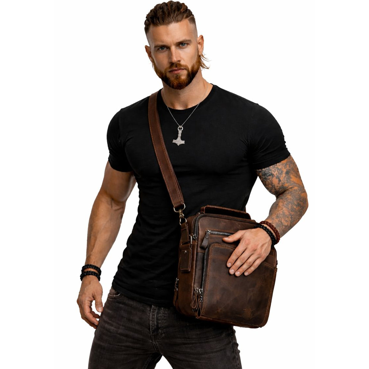 Herren Echtleder Umhängetasche aus echtem Rindsleder getragen am Model, robuste Schultertasche im nordischen Stil