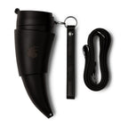 Schwarzer Thermobecher im Wikinger-Horn Design mit schwarzem Lederhalter und Trageriemen