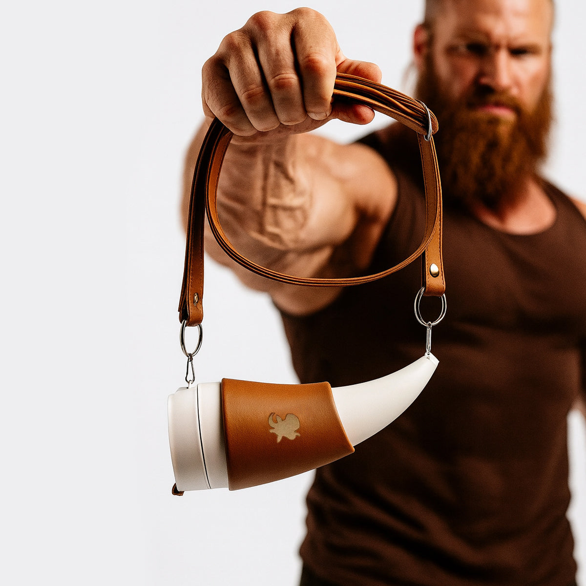 Wikinger Thermobecher im Horn-Design – weißer Kaffeebecher mit braunem Lederhalter, präsentiert von starkem Mann