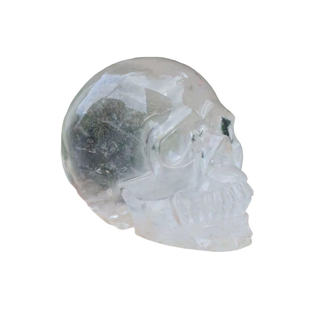 Seitliche Ansicht eines handgeschliffenen Kristall-Totenkopfs aus echtem Bergkristall – auf weissem Hintergrund. Glasklarer Kristallschädel, Symbol für Stärke, Klarheit, Energie und nordische Handwerkskunst.