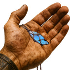 Wikinger Halskette aus echtem Labradorit in Hand eines Kriegers | Handgefertigter MONDSTEIN Anhänger | NORDSKULLS