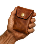 Wikinger Ledertasche | Braun – getragen in kräftiger Wikinger-Hand, muskulös, adrig, männlich