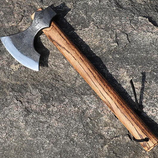 Viking Nord-Axt YXA – rasiermesserscharfe Wikinger Axt mit robustem Holzgriff, auf Steinfelsen präsentiert, ideal für Holzarbeiten, Outdoor und Wikinger-Fans