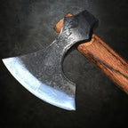 Viking Nord-Axt YXA – dunkle Darstellung mit geschmiedetem Stahlkopf und Holzgriff, rasiermesserscharf geschliffen, inspiriert von echter Wikinger-Handwerkskunst