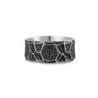 Runen Ring aus Edelstahl mit eingravierter Rune – matt gebürstete, gehämmerte Oberfläche im antiken Stil auf weissem Hintergrund – nordisches Design inspiriert von Wikinger-Runen, hochwertiger Wikinger Runenschmuck von NORDSKULLS.
