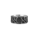 Runen Ring aus Edelstahl mit eingravierter Rune – massiver Wikinger Ring im nordischen Stil, handgefertigt wirkendes Design, strukturierte Oberfläche auf weissem Hintergrund – echter Runenschmuck von NORDSKULLS.