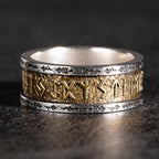 Runen Ring VIKING aus 925 Silber – massiver Wikinger Ring mit nordischen Runen, detailreiches Schmuckstück auf schwarzem Stein Hintergrund