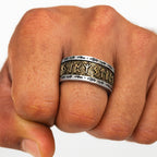 Runen Ring VIKING aus 925 Silber – getragen an einem Finger, massiver Wikinger Silberring mit nordischen Runen, detailreicher Schmuck für Männer
